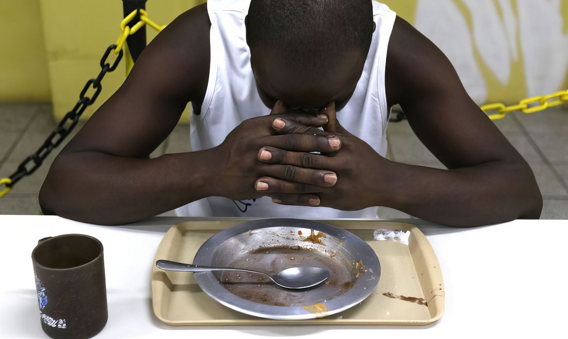 Rio de Janeiro (fome) - Morador de Rua após se alimantar em Ong no centro do Rio de Janeiro de distribui alimentação gratuita.