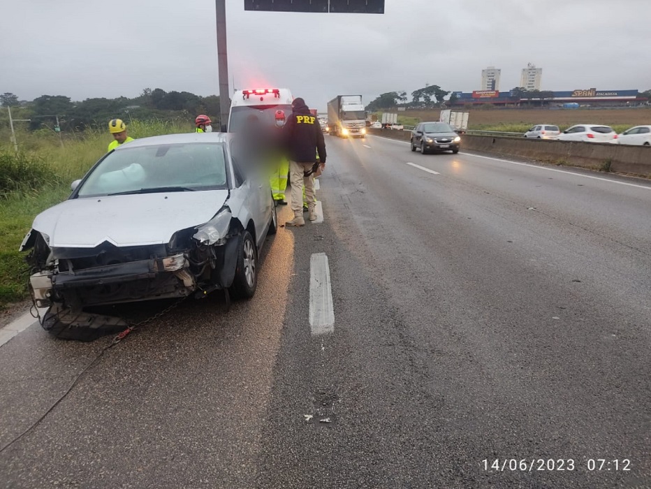 Acidente entre carro e caminhão gerou lentidão na Via Dutra nesta quarta-feira (14), em São José dos Campos)
