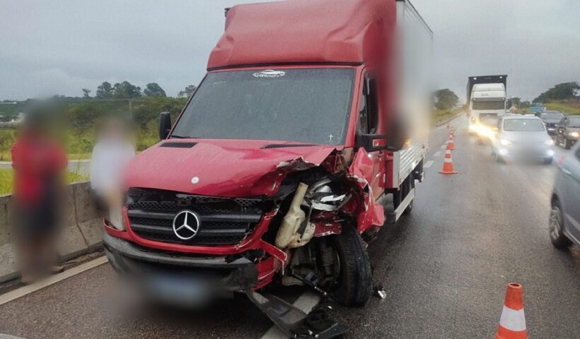 Acidente entre carro e caminhão gerou lentidão na Via Dutra nesta quarta-feira (14), em São José dos Campos)
