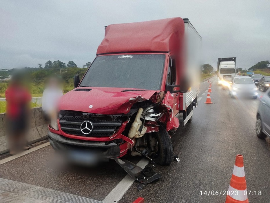 Acidente entre carro e caminhão gerou lentidão na Via Dutra nesta quarta-feira (14), em São José dos Campos)