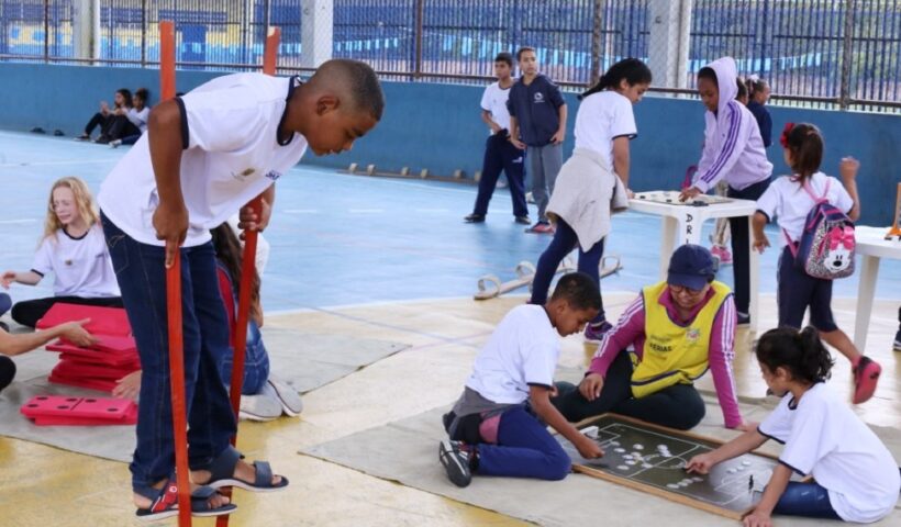 Alunos da rede pública se divertindo no programa De férias com a Fun dhas
