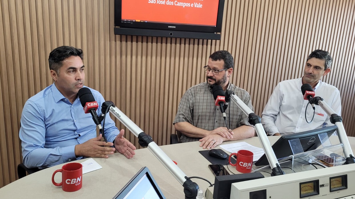Carlos Pontieri, do Senai e Fabio Mendes, da GE, falam sobe a carreta itinerante da GE e sua energia solar