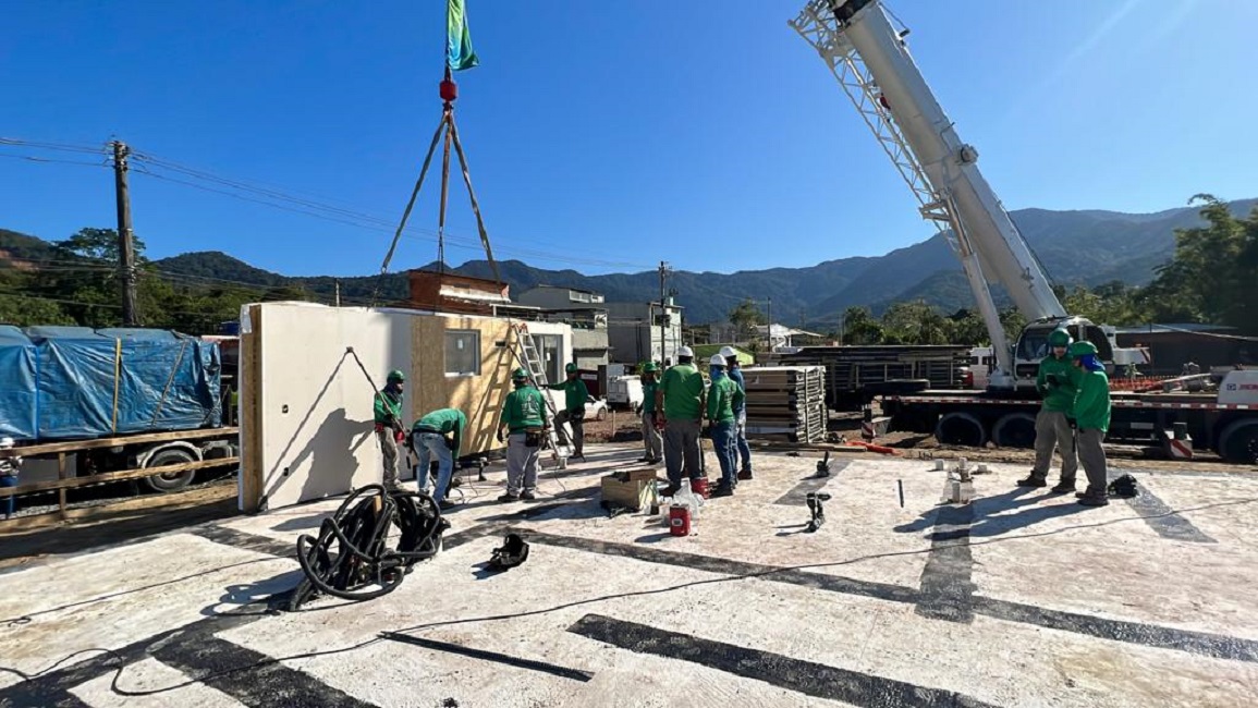 moradias sustentáveis sendo construídas em São Sebastião