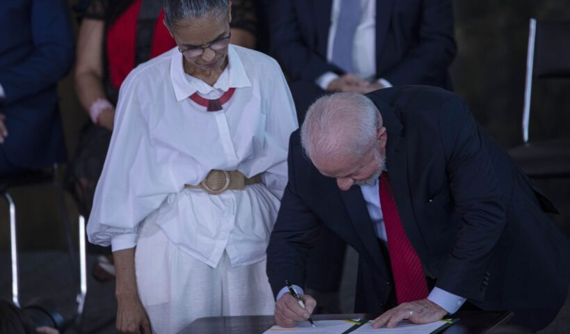 Lula ao lado de Marina Silva, assinando a Lei da Mata Atlântica