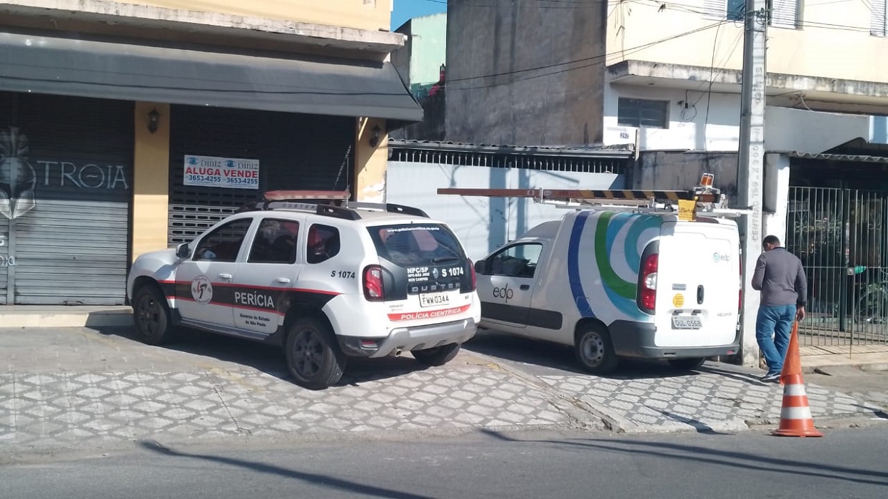 Técnicos da EDP e Polícia Civil. Operação impede furto de energia em padaria em Caçapava