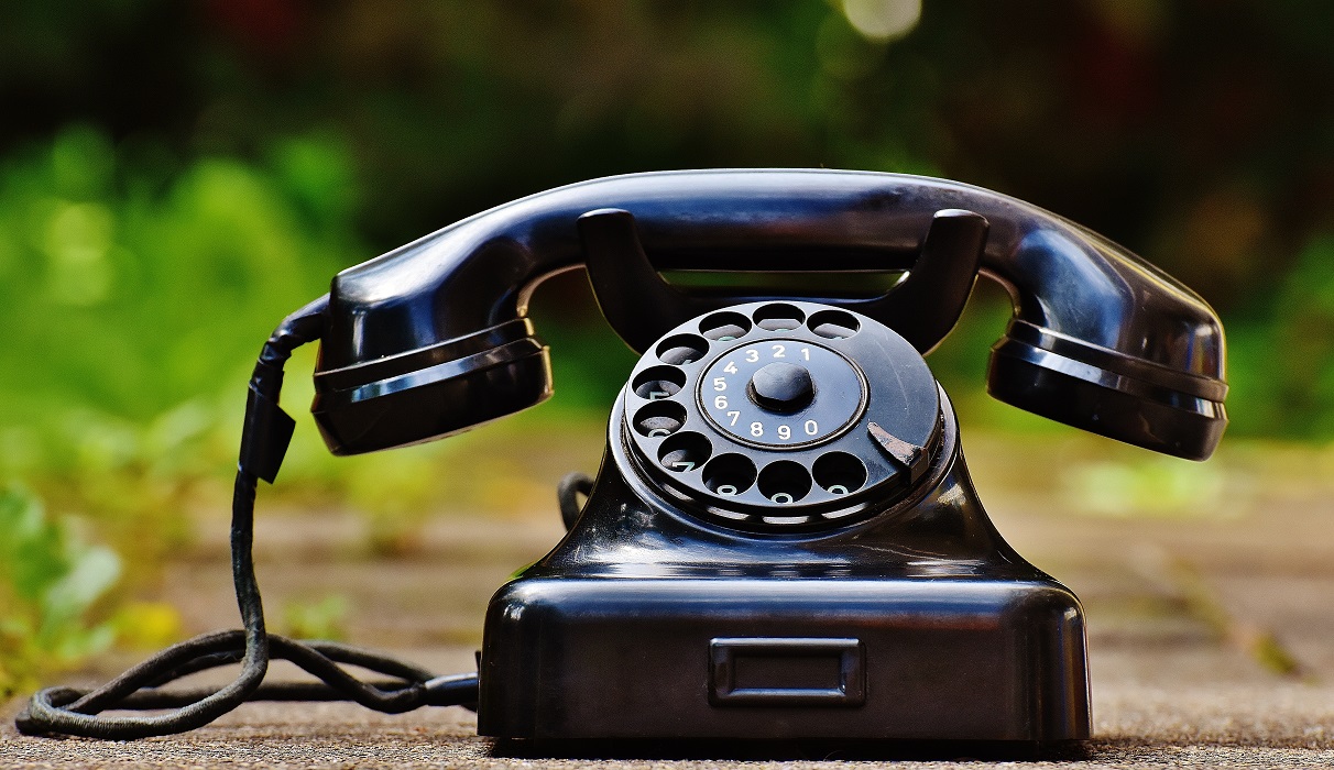 Telefone antigo de cor preta, para ilustrar o avanço das inovações ma comunicação