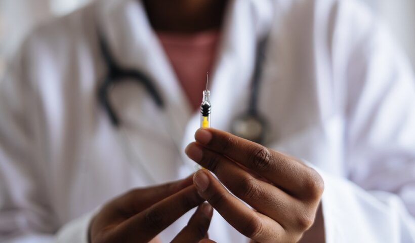 Profissional da saúde segurando injeção. Anvisa aprova primeira injeção para prevenir a infecção do vírus HIV