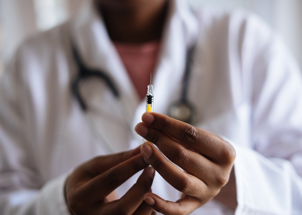 Profissional da saúde segurando injeção. Anvisa aprova primeira injeção para prevenir a infecção do vírus HIV