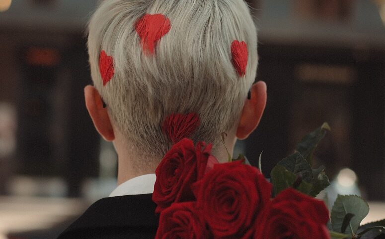 Corações e mentes, é o tema do quadro CBN Pol´pitica Regional. Na foto, homem de costas com rosas e corações pintados na cabeça