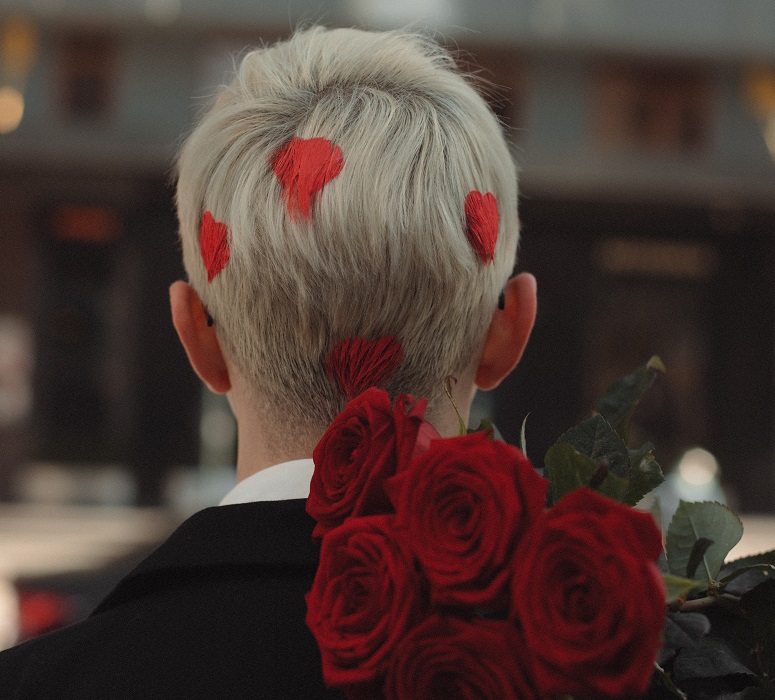 Corações e mentes, é o tema do quadro CBN Pol´pitica Regional. Na foto, homem de costas com rosas e corações pintados na cabeça