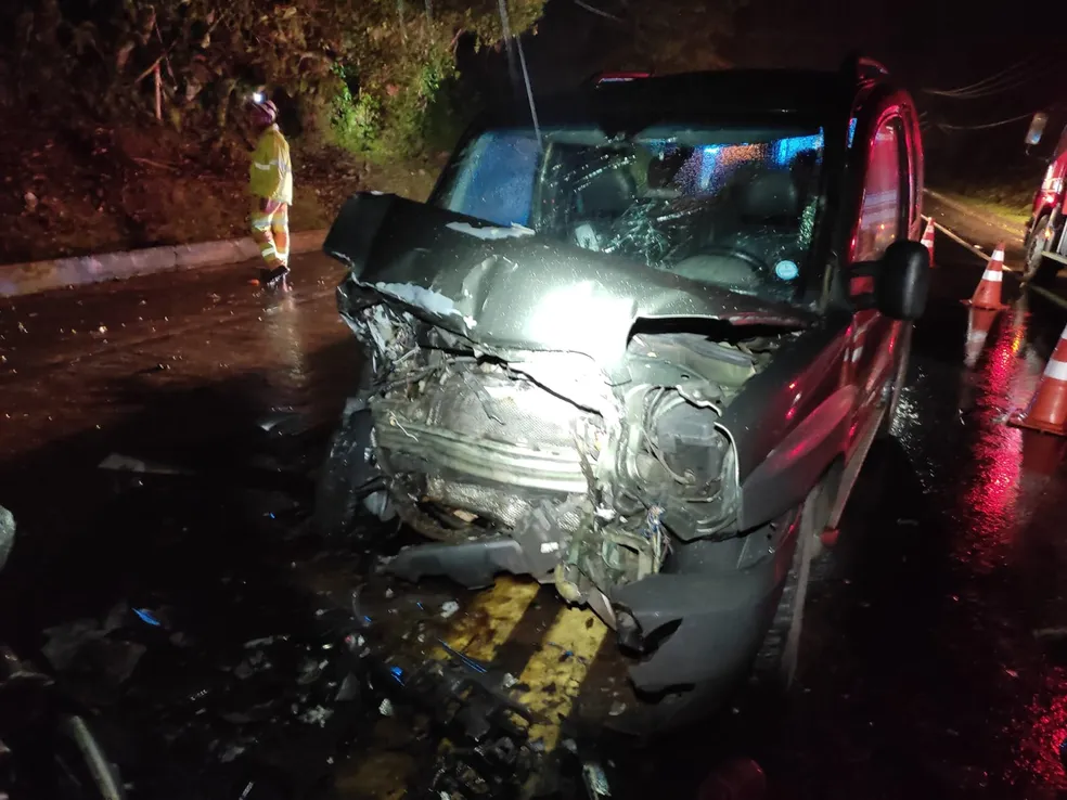 Colisão entre carros deixa quatro feridos na rodovia Rio-Santos em Ubatuba