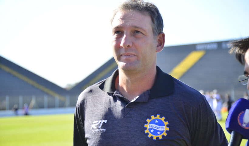 Ricardo Costa. técnico do São José Esporte Clube