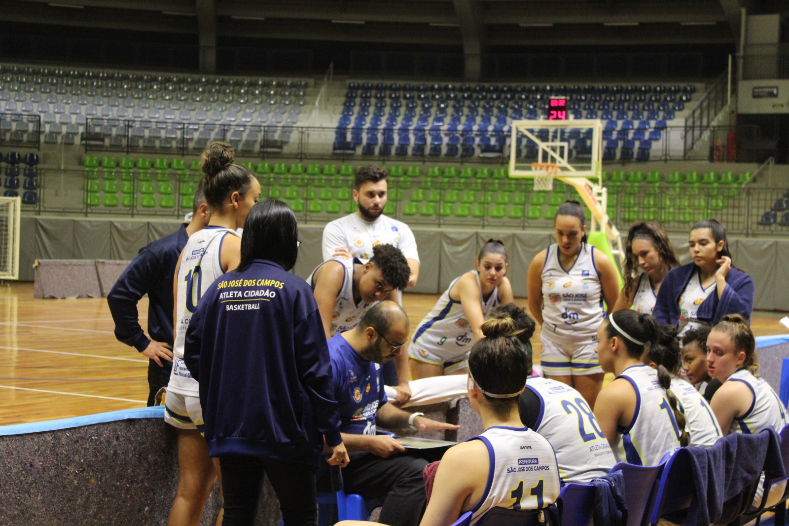 Time do São José Basketball Feminino durante o jogo contra Ourinhos