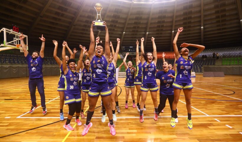 Jogadoras do São José Basketball Feminino comemoram título da Copa São Paulo no Teatrão. Foto: Claudio Vieira/PMSJC