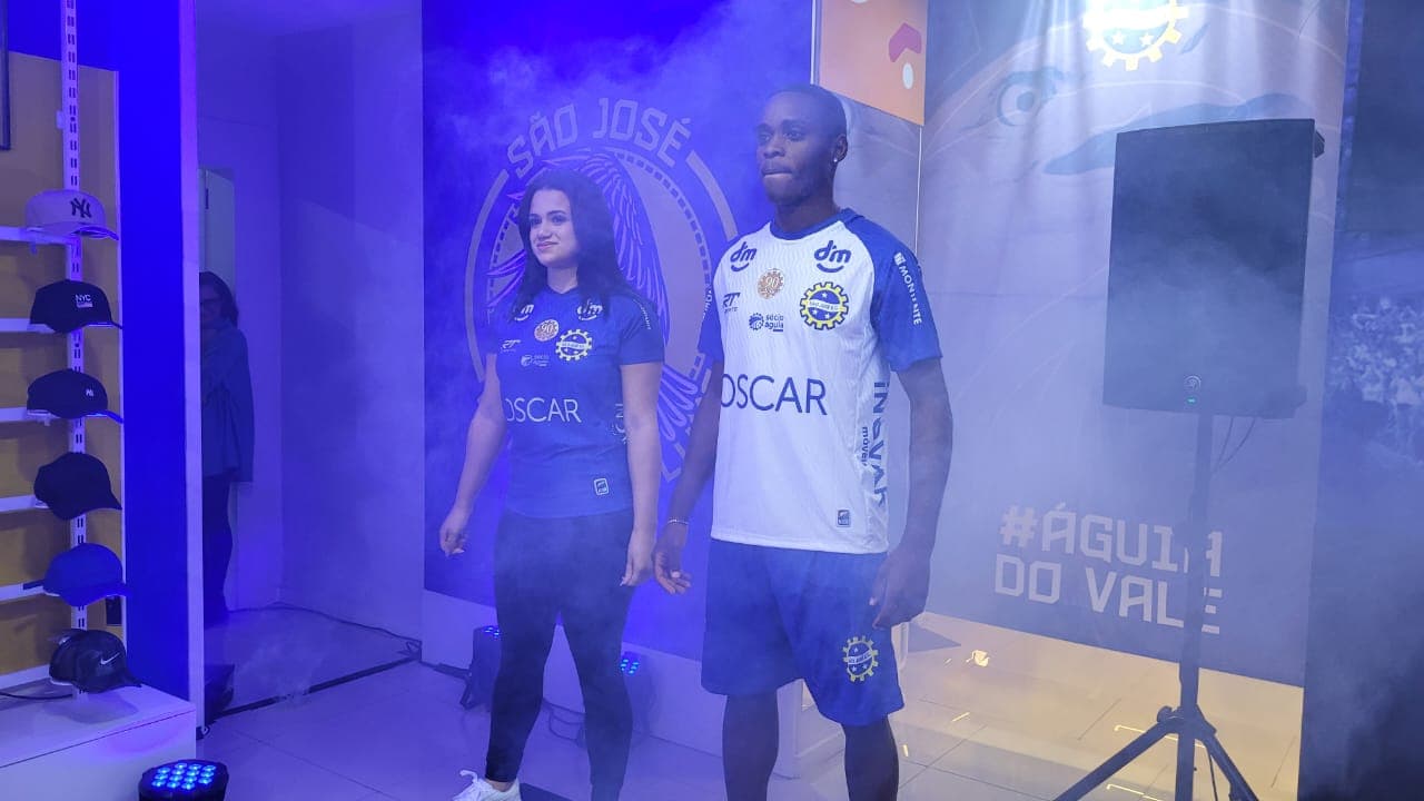 Dener Silva com a nova camisa branca do São José EC