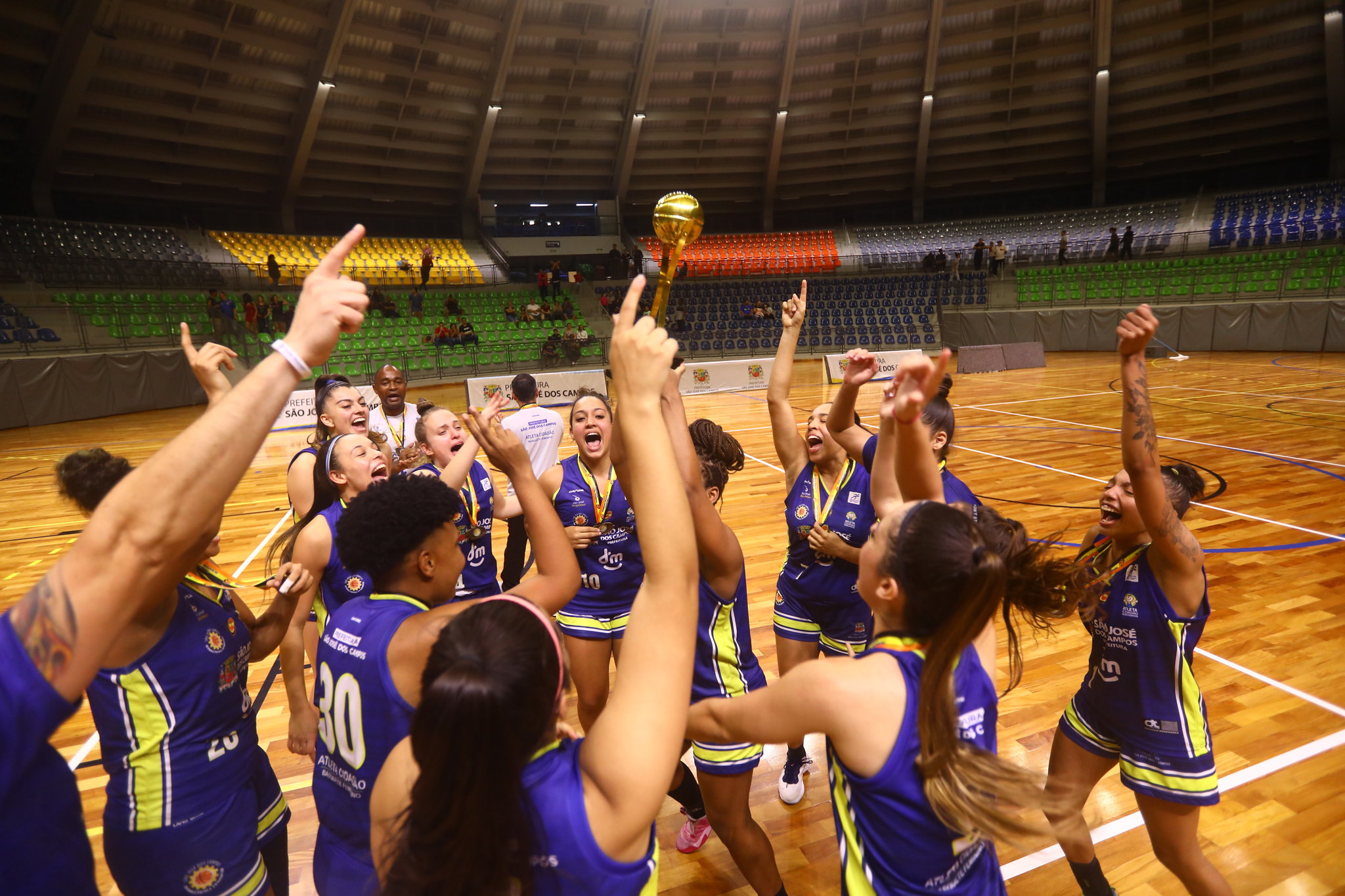 São José Basketball Feminino levanta taça inédita da Copa São Paulo no Ginásio do Teatrão