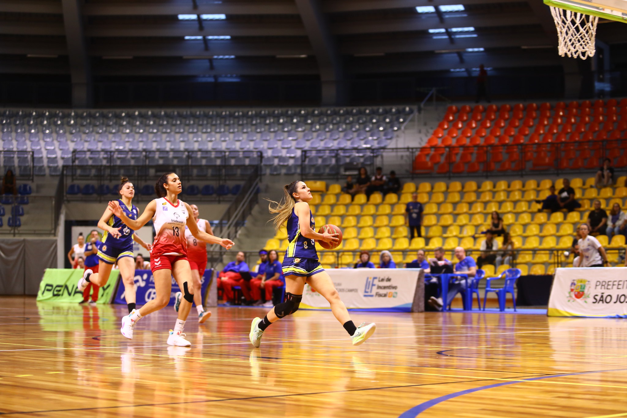 Letícia Rechemback ém ação pelo São José Basketball Feminino