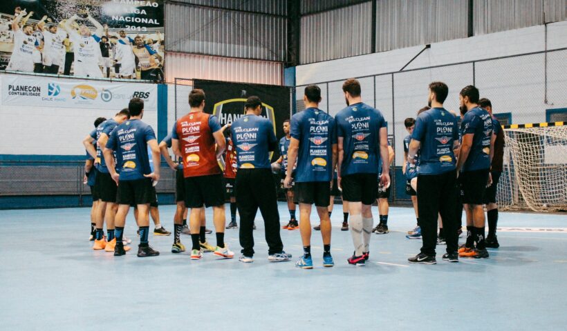 Elenco do Handebol Taubaté em treinamento no Ginásio do Emecal