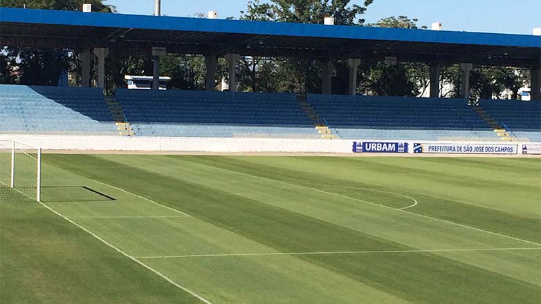 Estádio Martins Pereira, em 2015, com a grama de inverno