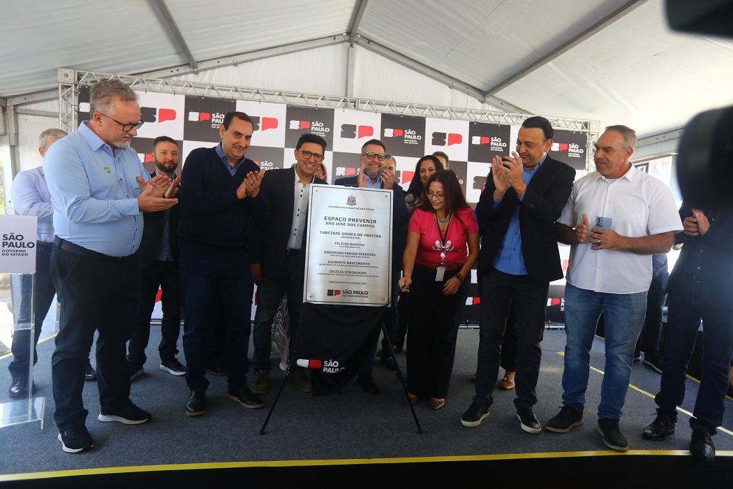 Prefeito Anderson Farias e autoridades na inauguração do Espaço Prevenir