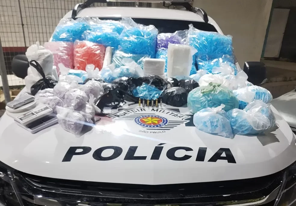 Homem de 40 anos é detido por tráfico e porte ilegal de arma em operação policial em Taubaté