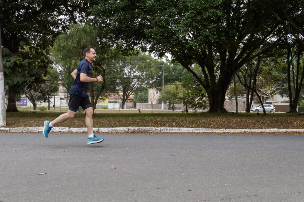 Homem praticando corrida de rua. Fazenda da Esperança em Guaratinguetá abre inscrições para sua 1ª corrida de rua