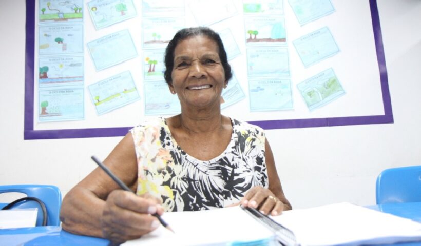 Mulher madura, estudando em unidade do EJA que está com instruções abertas para o segundo semestre