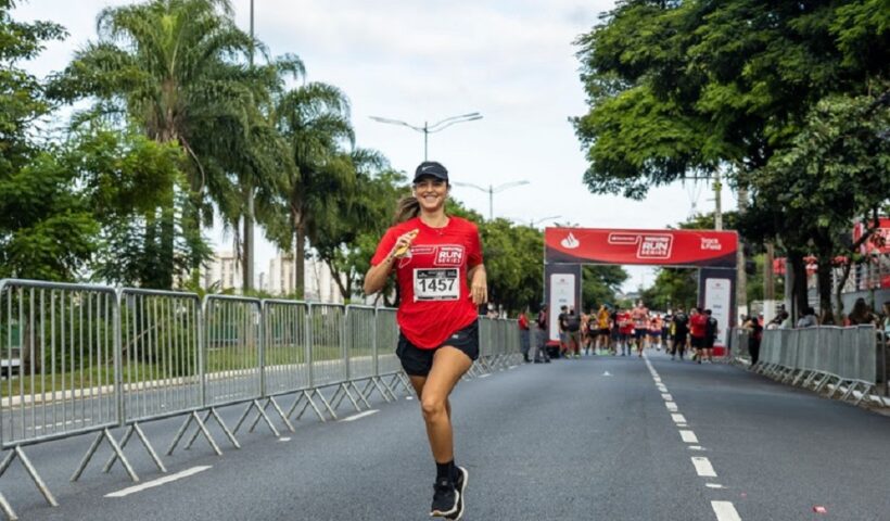 Corredora participando de meia-maratona