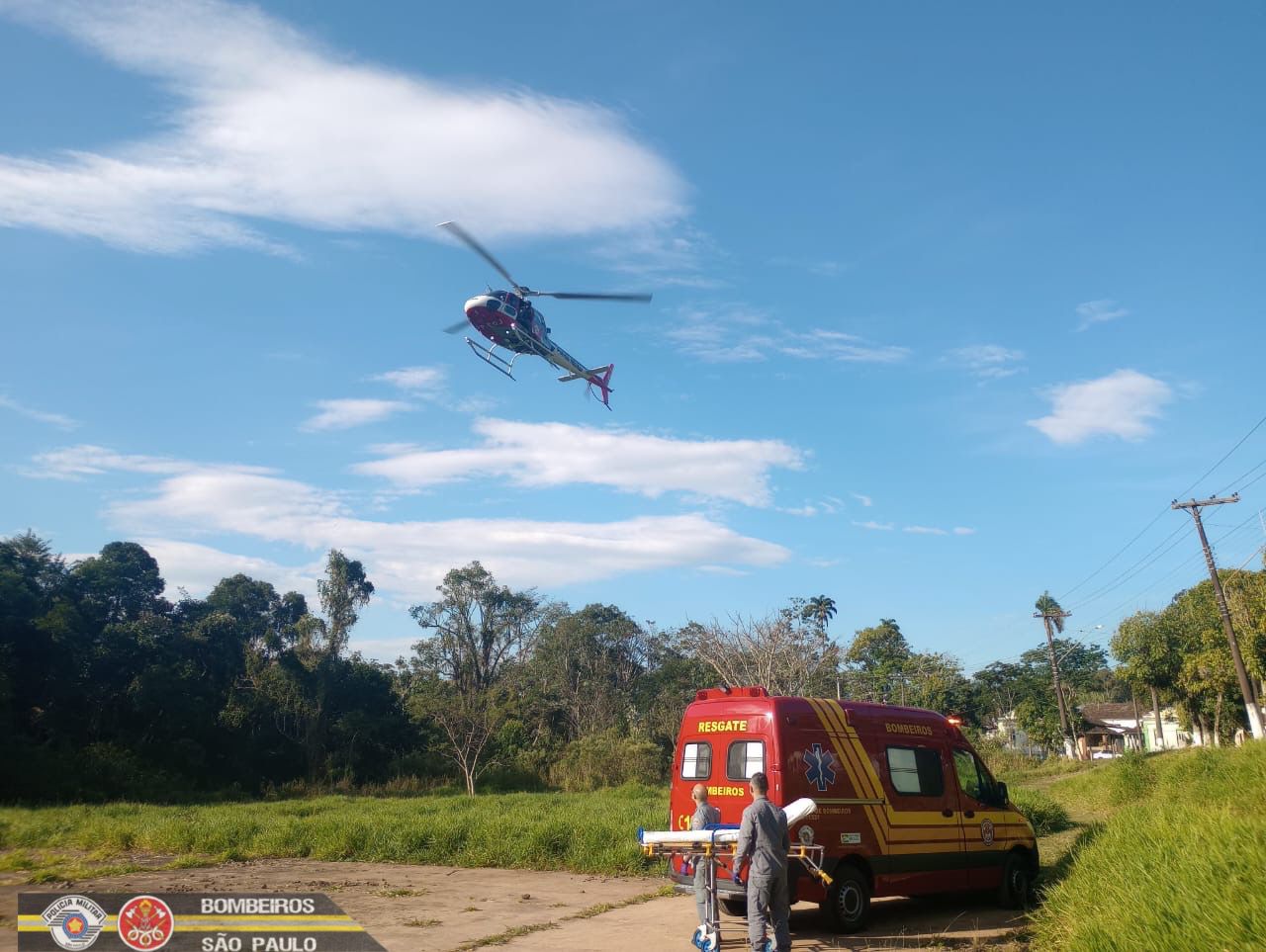 Idoso é resgatado pelos bombeiros após passar mal em área de mata em Piquete