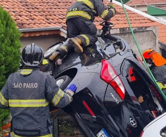 Taubaté: Acidente de trânsito envolvendo dois veículos deixa duas pessoas feridas na manhã deste domingo (9)