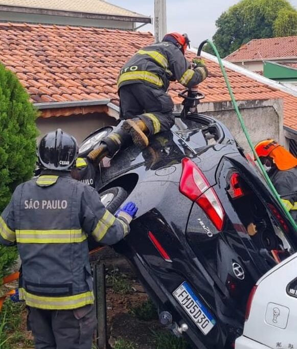 Taubaté: Acidente de trânsito envolvendo dois veículos deixa duas pessoas feridas na manhã deste domingo (9)