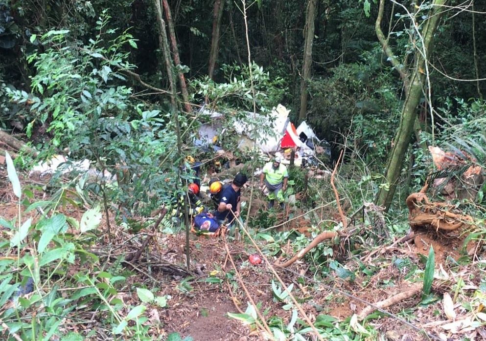 Caminhão cai em ribanceira na serra de Ubatuba; o motorista sofreu apenas escoriações