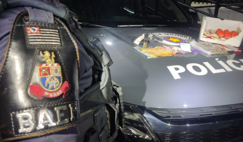 Polícia apreende adolescente com revólver na noite desta segunda-feira (10)