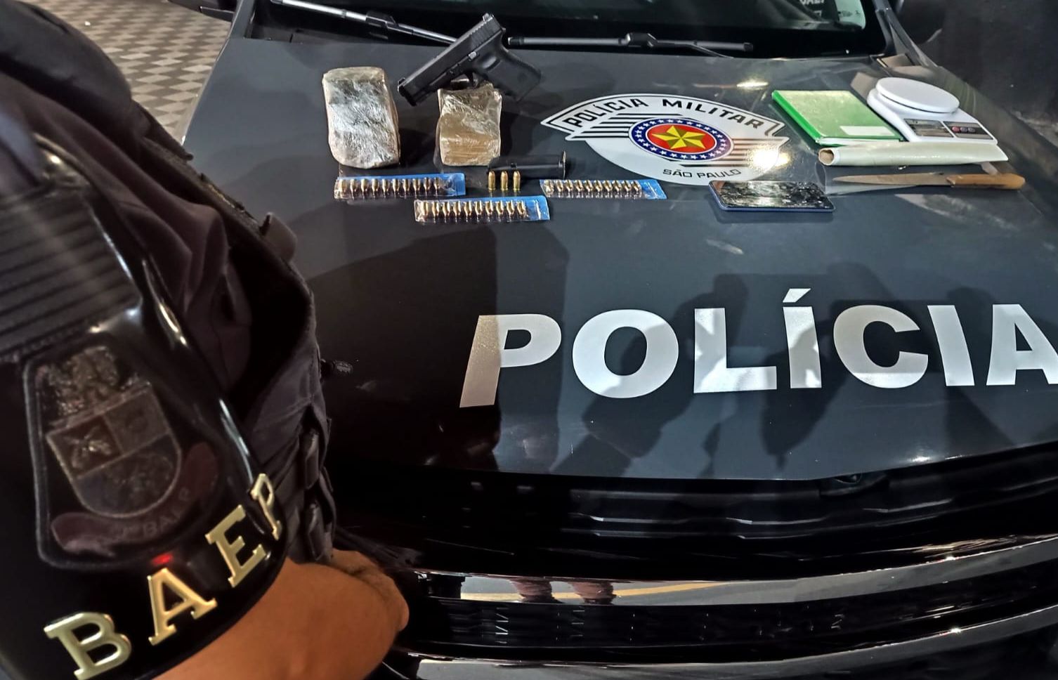 Jacareí: homem é preso por tráfico de drogas; a PM também apreendeu uma arma roubada da GCM em São Paulo