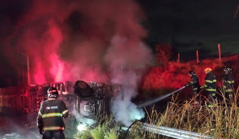 Jacareí: Homem fica preso a ferragens de caminhão e incêndio consome o veículo