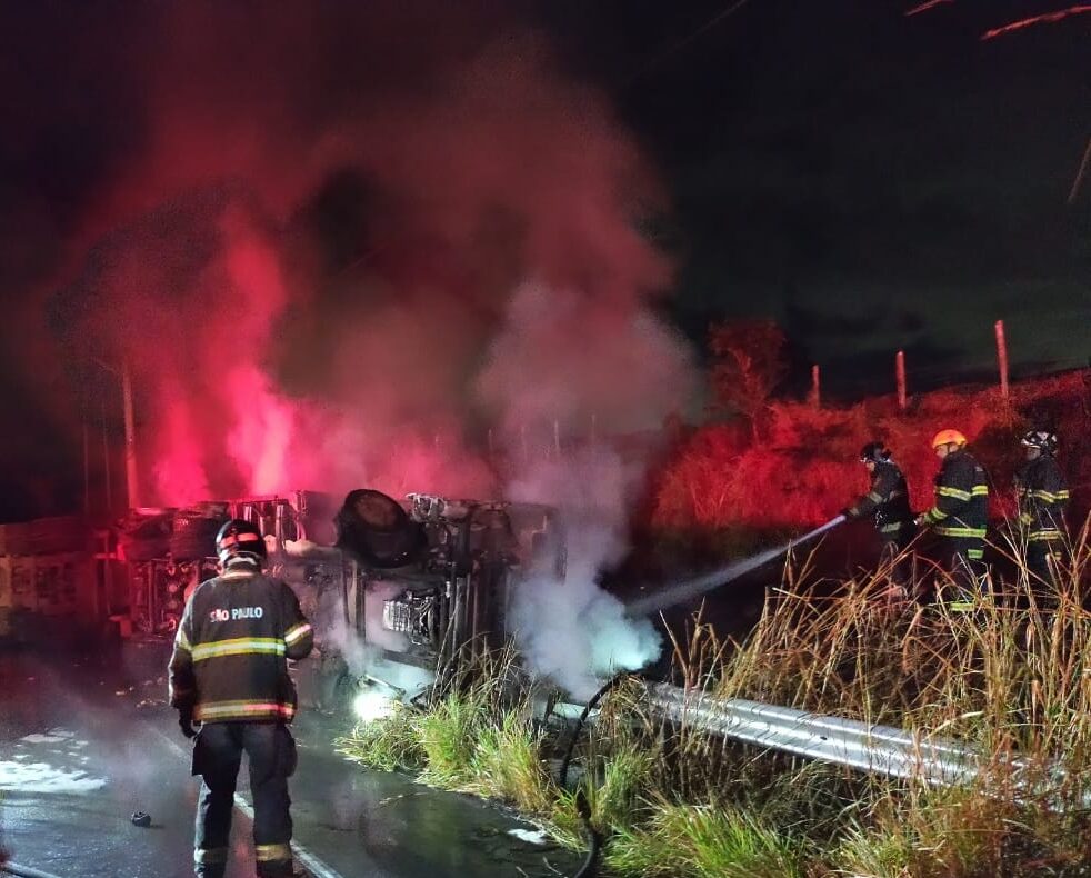 Jacareí: Homem fica preso a ferragens de caminhão e incêndio consome o veículo