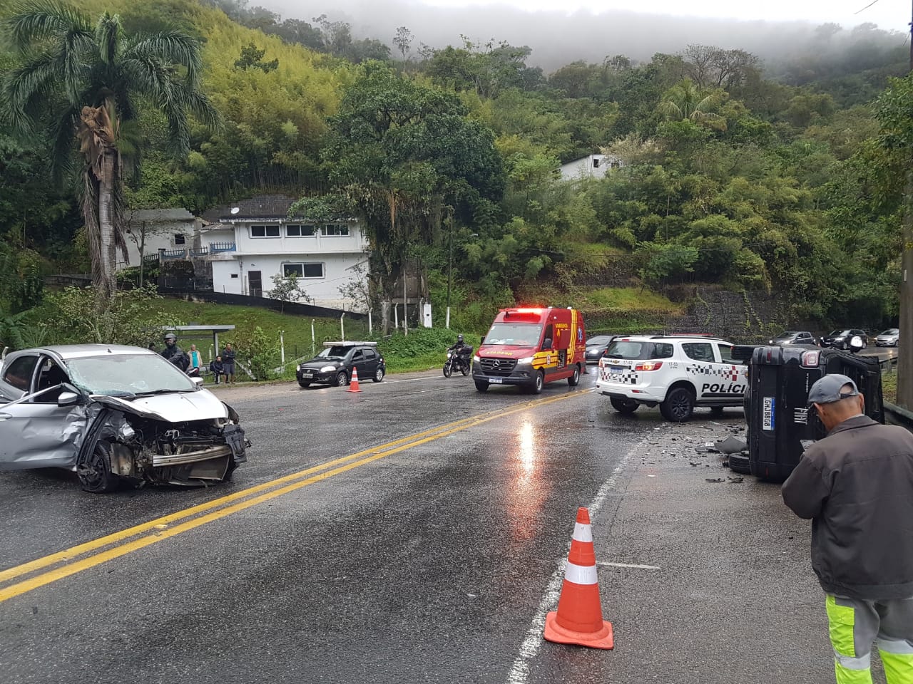 Acidente na Rodovia Rio-Santos em Caraguatatuba deixa mulher ferida