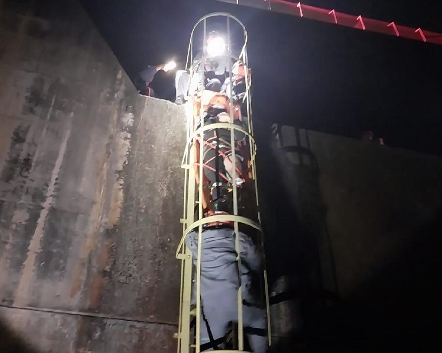 Skatista de 38 anos é resgatado após queda em poço de 15 metros em Paraibuna