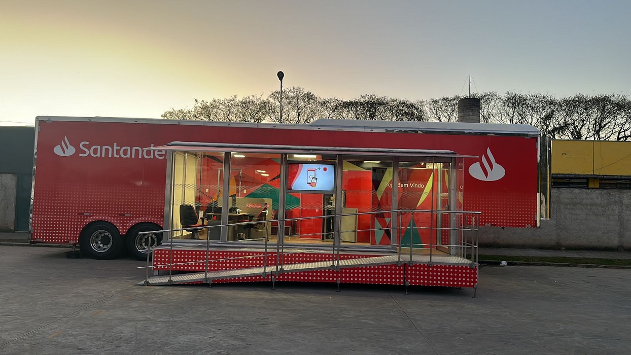 Unidade móvel do banco santander utilizada até que a agência, alvo de bandidos, seja reconstruída