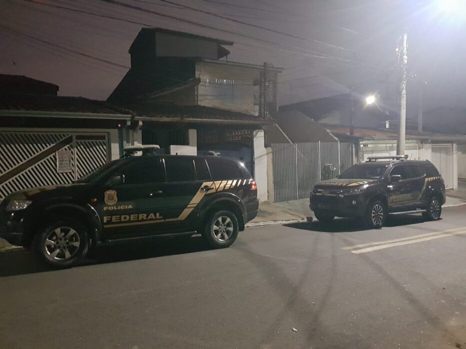 veículos da PF em frente a imóvel de suspeito de armazenar e compartilhar pornografia infantil