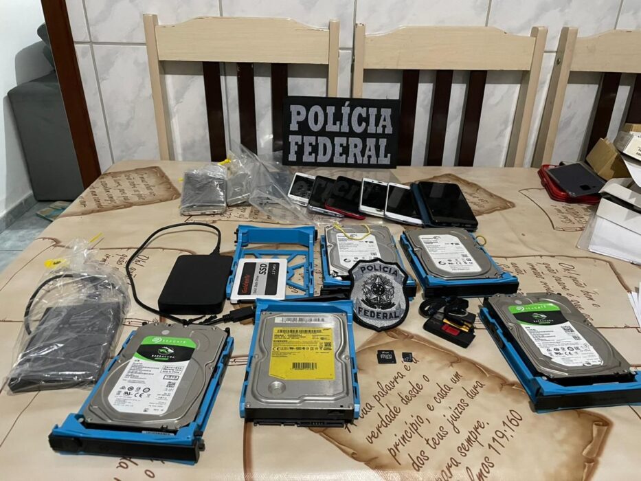 Mídias contendo pornografia infantil que foram apreendidas pela PF de SJC