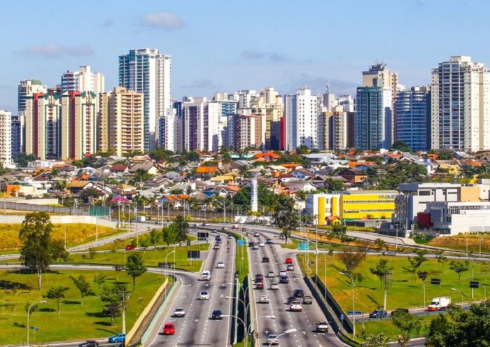 Foto da via Dutra, em SJC com prédios ao fundo. FGV aponta que inflação do aluguel cai pelo quarto mês consecutivo