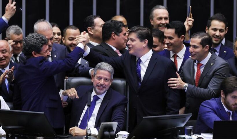 Athur Lita e deputados comemoram a aprovação da reforma tributária