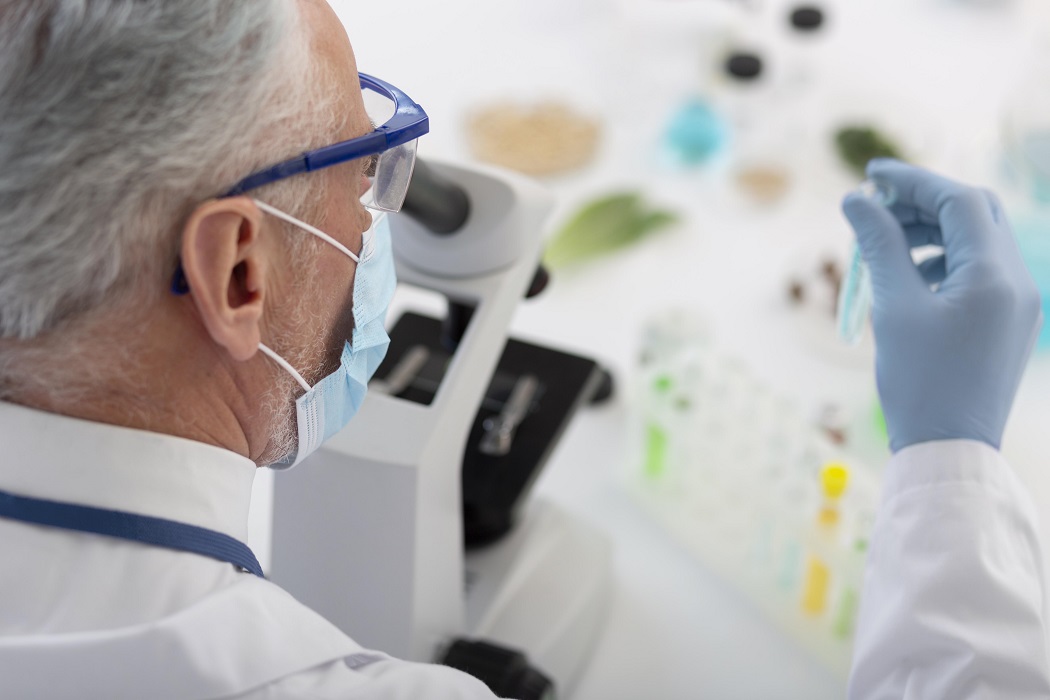 Cietista em laboratório. Brasil tem queda inédita na produção científica