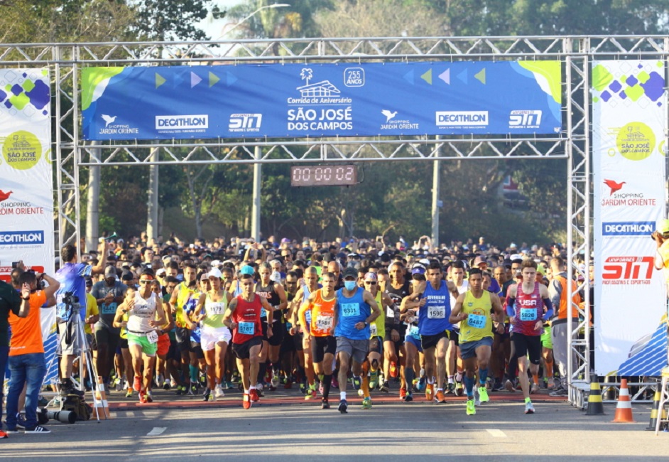 atletas da tradicional corrida de aniversário de sjc