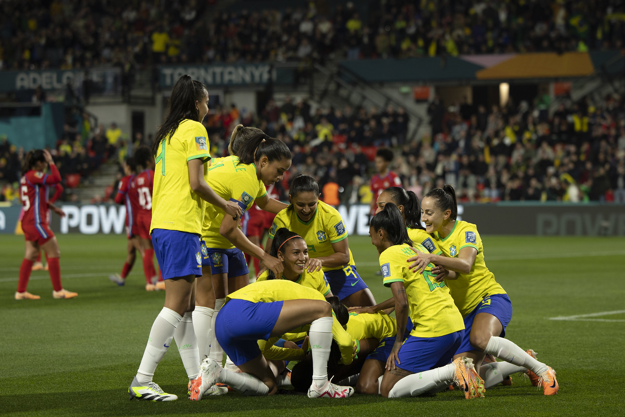 Jogadoras do Brasil comemoram gol marcado sobre o Panamá pela Copa do Mundo Feminina