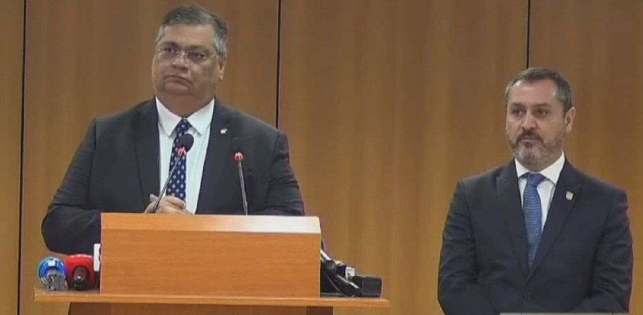 Ministro da justiça, Flávio Dino e o diretor da PF, Andrei Rodrigues, em entrevista coletiva sobre a prisão de suspeito de envolvimento no assassinato de marielle franco