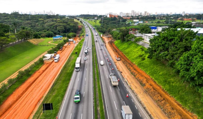 Foto aérea da via Dutra em SJC que amplia a capacidade de tráfego na região