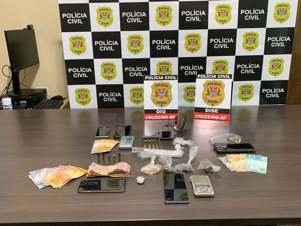 Operação policial em Cruzeiro apreende drogas, armas e dinheiro; dois homens foram presos
