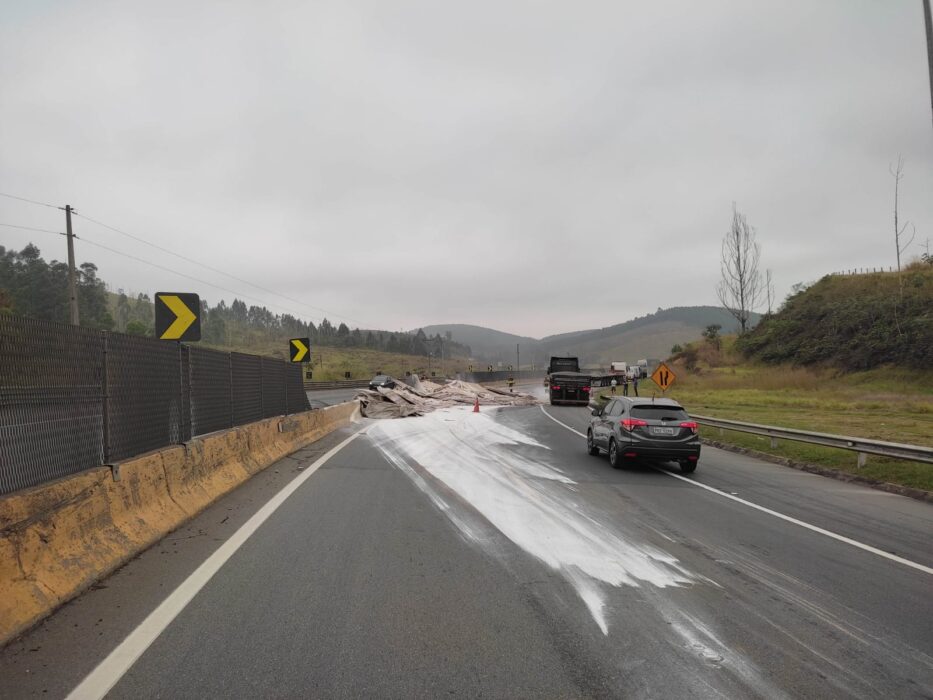 Acidente na Rodovia Presidente Dutra causa derramamento de carga de gesso em Lavrinhas